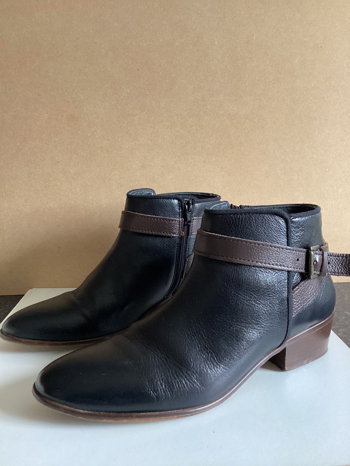 Enkellaarsjes Clarks maat 42 Leer zwart met rits, Zwart, Lage of Enkellaarzen, Ophalen of Verzenden, Zo goed als nieuw