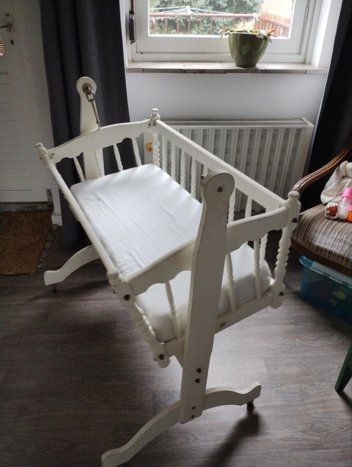 Witte houten wieg met schommelfunctie en wieltjes, Kinderen en Baby's, Ophalen of Verzenden, Gebruikt, Wieg