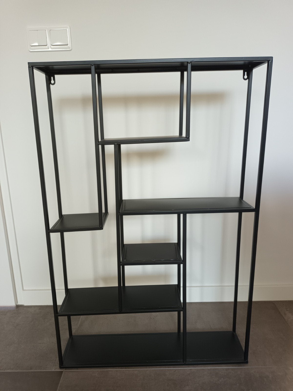 Zwart metalen wandrek met speelse indeling, Ophalen, Met plank(en), Modern, Industrieel, 50 tot 100 cm