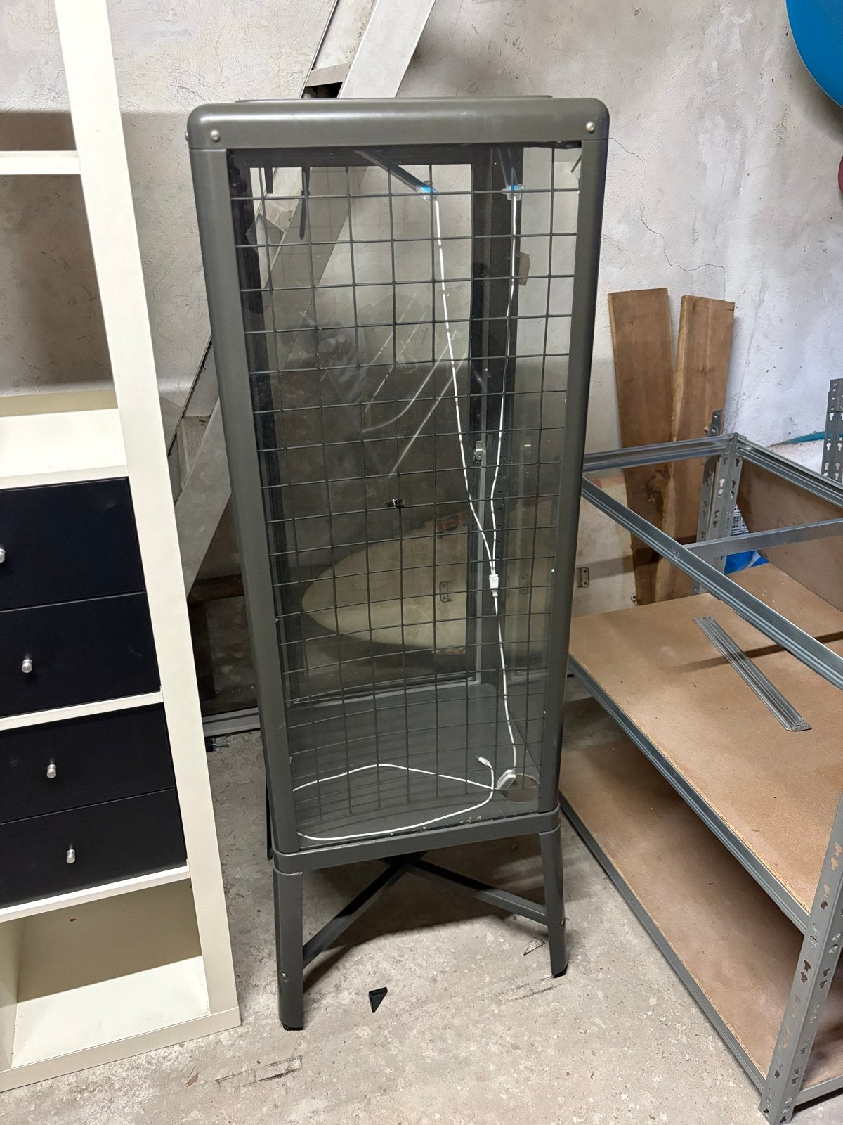 IKEA FABRIKÖR vitrinekast - ideaal als plantenkast, Huis en Inrichting, Kasten | Vitrinekasten, Gebruikt, 100 tot 150 cm, Metaal