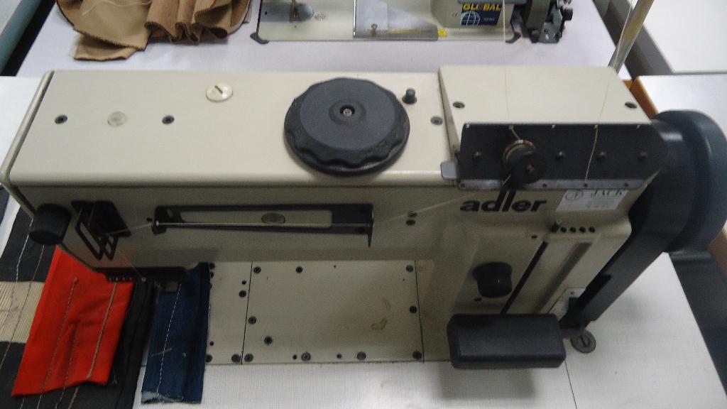 Industrie Naaimachine Adler 3 Voudig Transport Kettingsteek, Hobby en Vrije tijd, Naaimachines en Toebehoren, Overige merken, Gebruikt