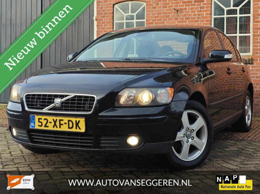 Volvo S40 1.6 - Nieuwe APK / Trekhaak / Cruise / Clima, Auto's, Volvo, 101 pk, Gebruikt, 4 cilinders, Zwart