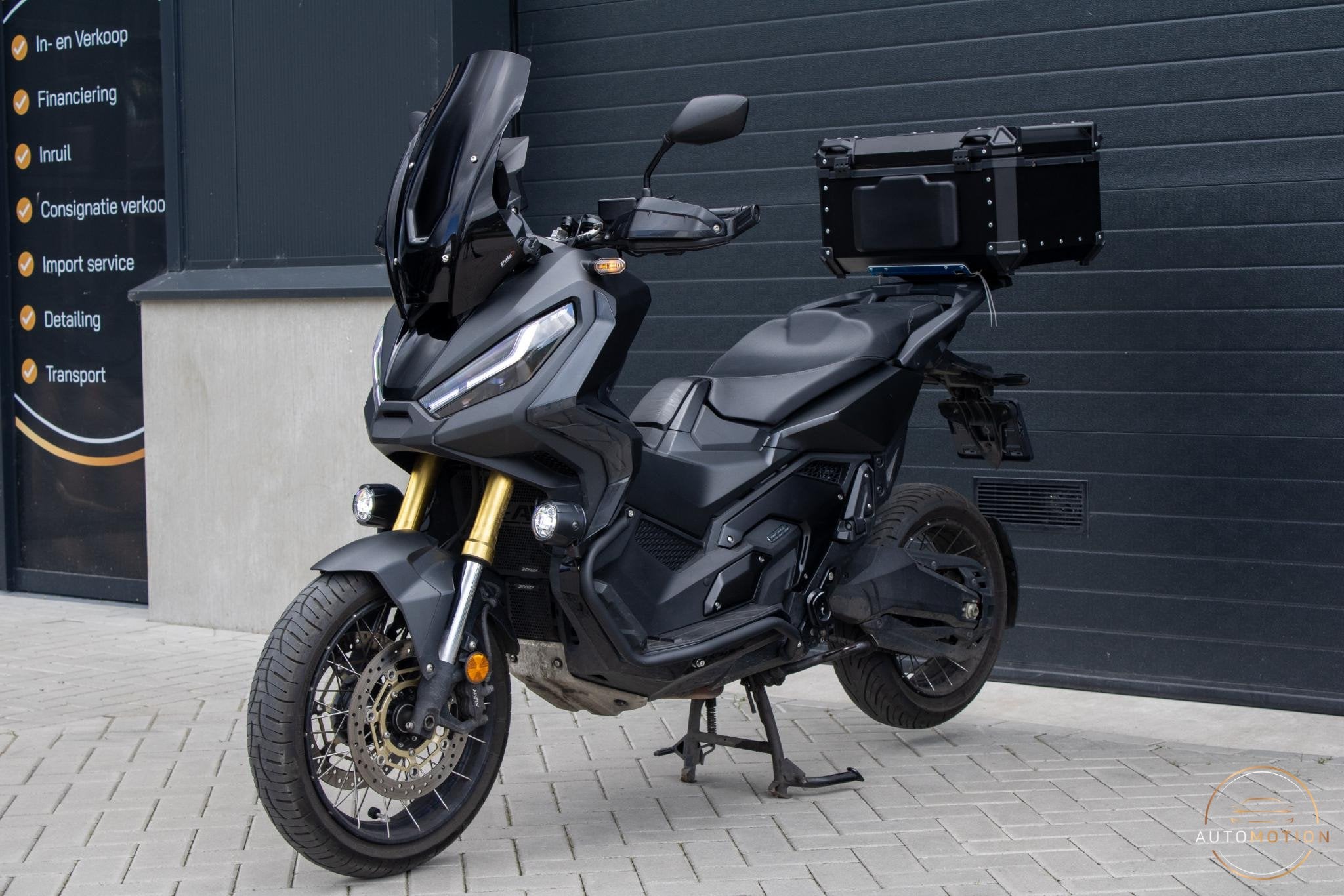 Honda X-ADV 750 | Akra| Mistlampen | Koffer | Smoked Windsch, 750 cc, Handvatverwarming, Scooter, Rivium Boulevard 222-11
2909 LK  Capelle aan den Ijssel, NL