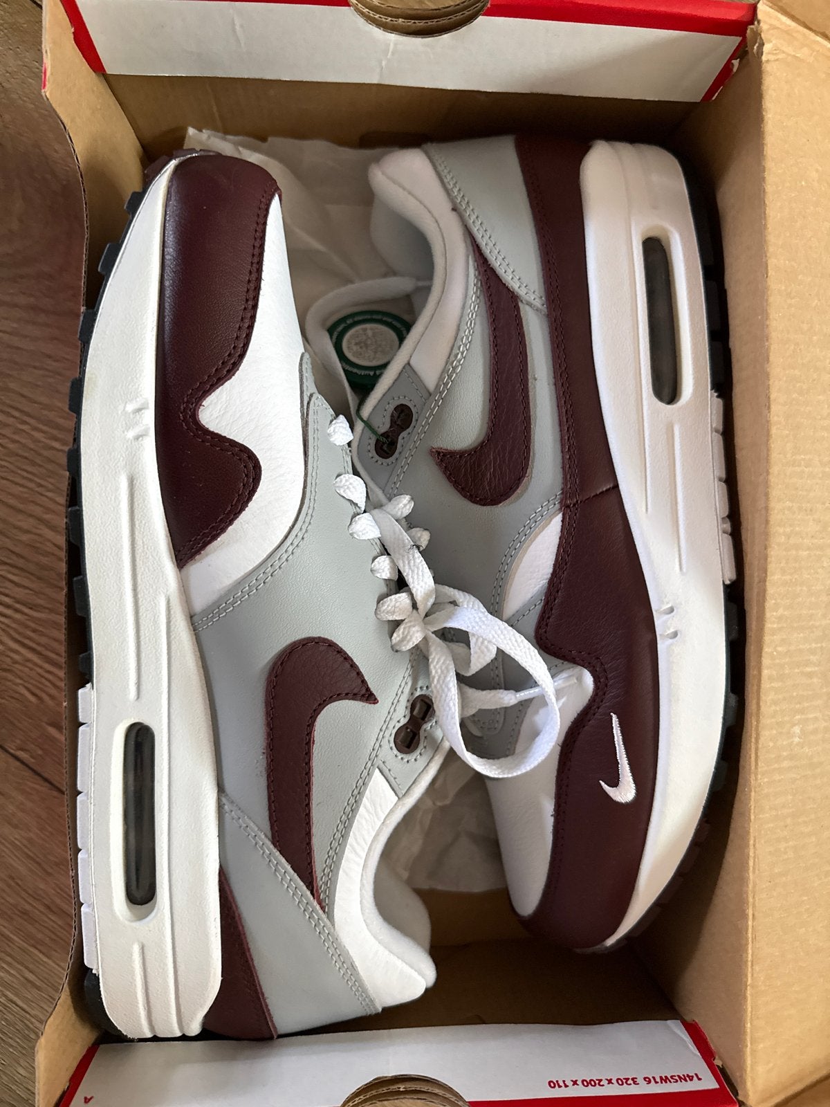 Nike Air Max 1 PRM 'Mystic Dates' - Maat 43, Kleding | Heren, Schoenen, Ophalen of Verzenden, Nieuw, Overige kleuren, Sneakers of Gympen