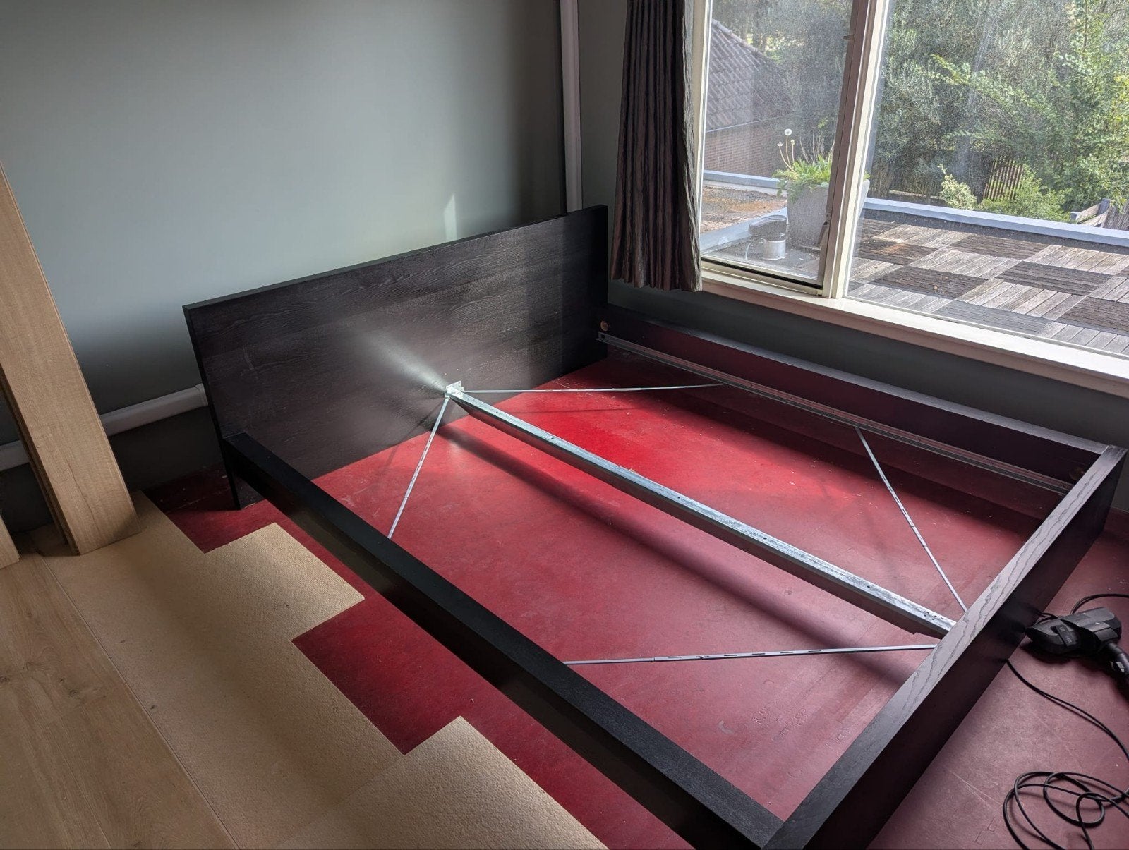 Ikea Malm bed 220x180 donkerbruin + 2 nachtkastjes, Ophalen, Gebruikt, Bruin, Tweepersoons