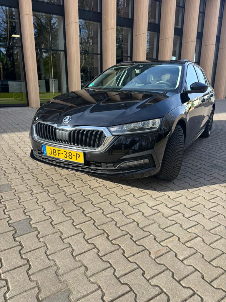 Skoda Octavia IV hybrid, Zwart, 4 cilinders, Parkeerassistent, Overige bekleding