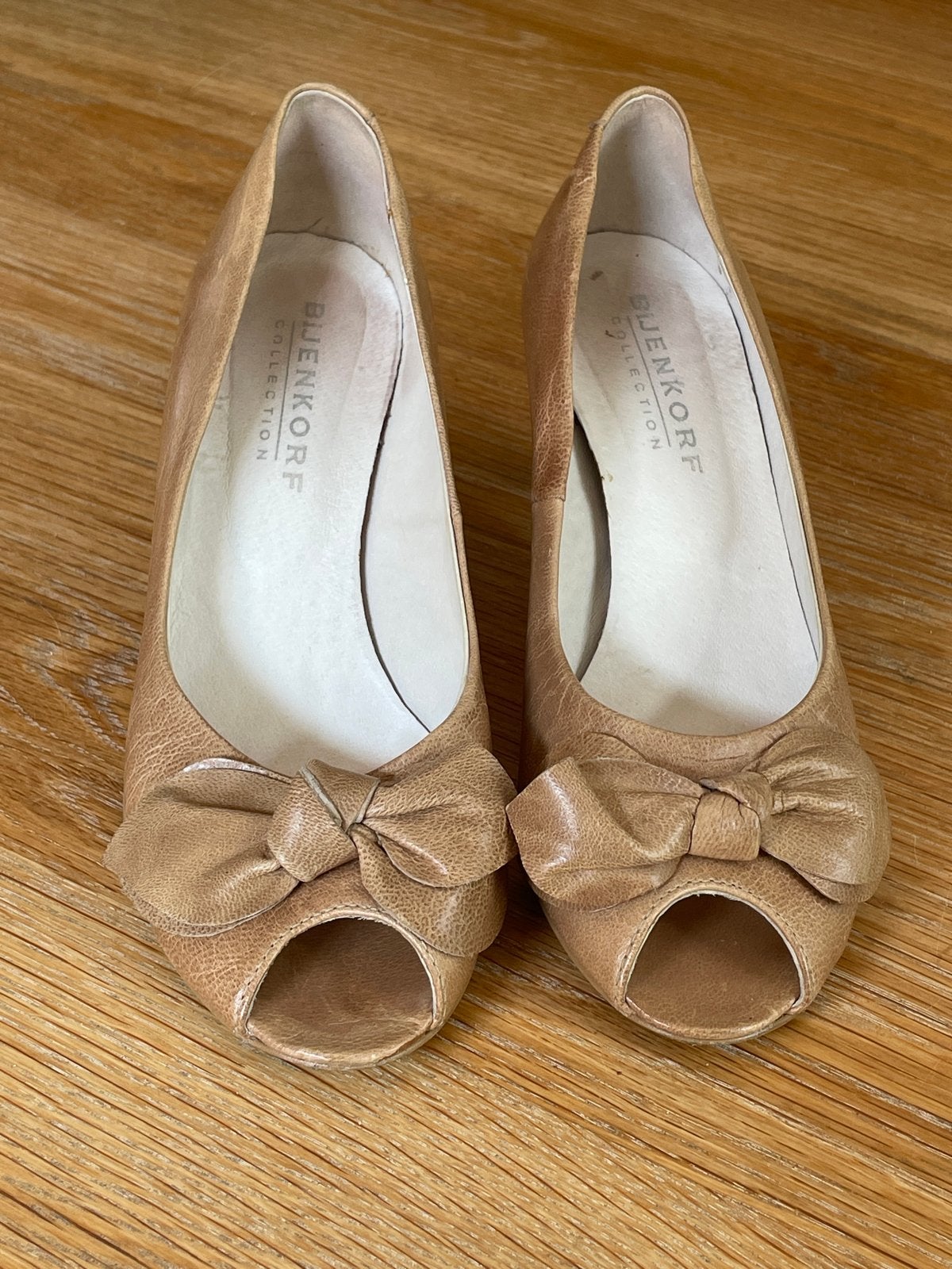 Bijenkorf Collection Peep-toe Pumps met Strik - Beige, Kleding | Dames, Schoenen, Ophalen of Verzenden, Zo goed als nieuw, Beige