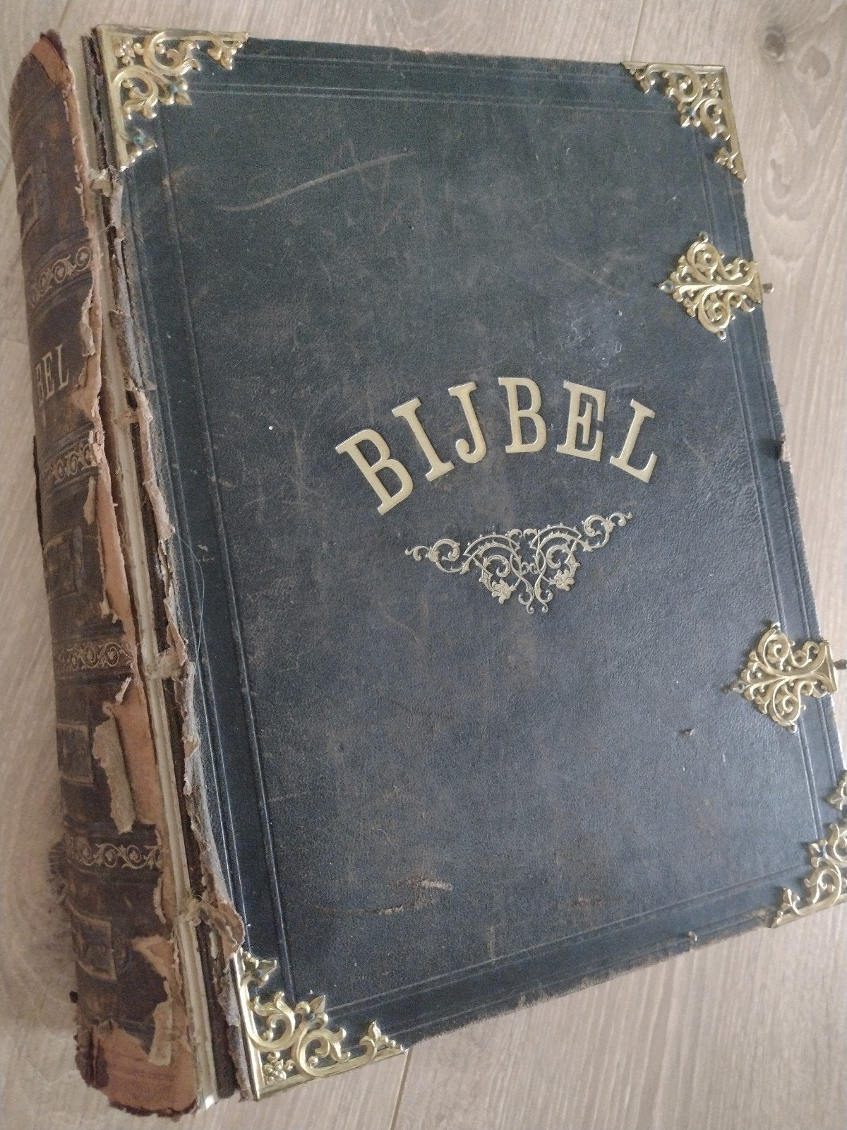 Antieke Bijbel met koperen beslag - Uitgave Joh. de Liefde, Ophalen, Joh. de Liefde (uitgever)