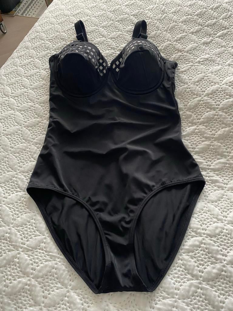 Zwart badpak met bandjes merk Beachwave maat 42 cup C, Ophalen of Verzenden, Zo goed als nieuw, Zwart, Badpak