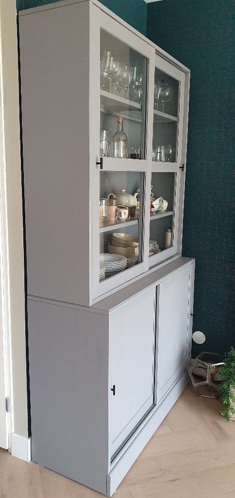 Mooi buffetkast taupe/grijs met glas en schuifdeuren, Ophalen, 100 tot 150 cm, 25 tot 50 cm, Glas