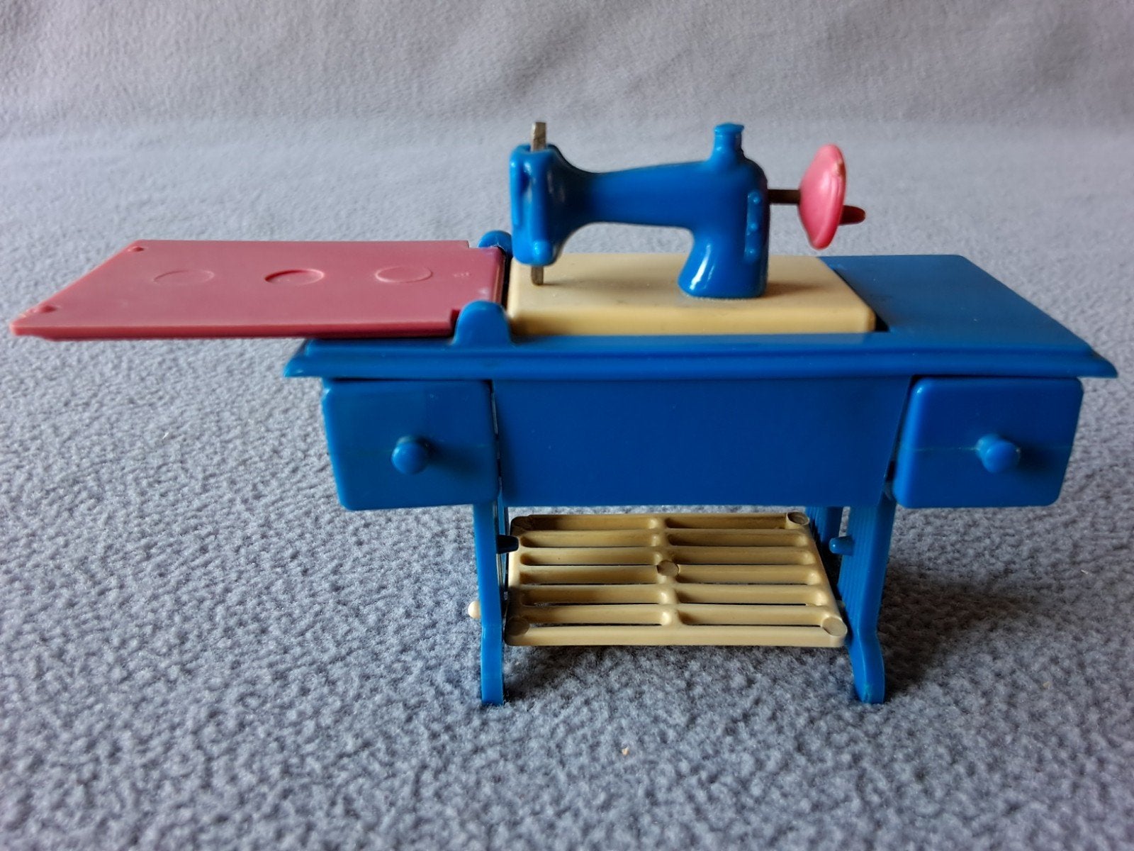 miniatuur naaimachine, Ophalen of Verzenden, Poppenhuis