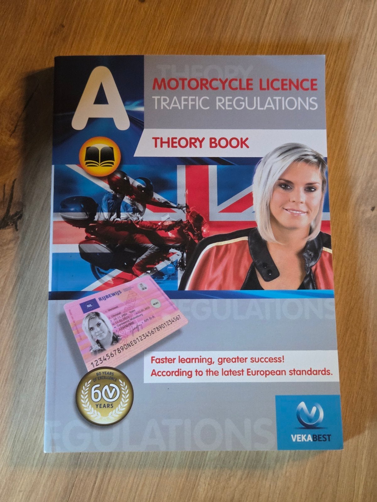 ENGLISH Motorcycle Theory Book 2026, Ophalen of Verzenden, Zo goed als nieuw, Overige niveaus, VekaBest