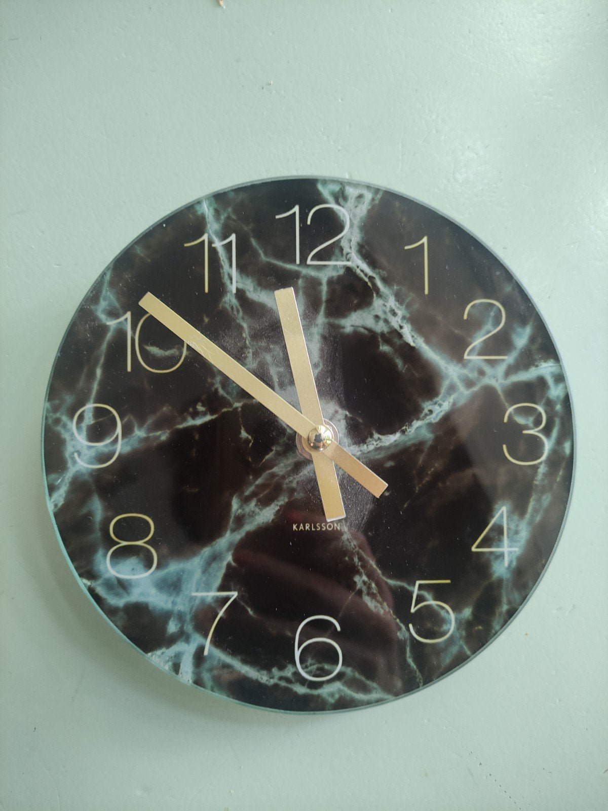 Karlsson klok Rond, van glas,  17 cm, Marmerlook groen/zwart, Ophalen of Verzenden, Zo goed als nieuw, Wandklok