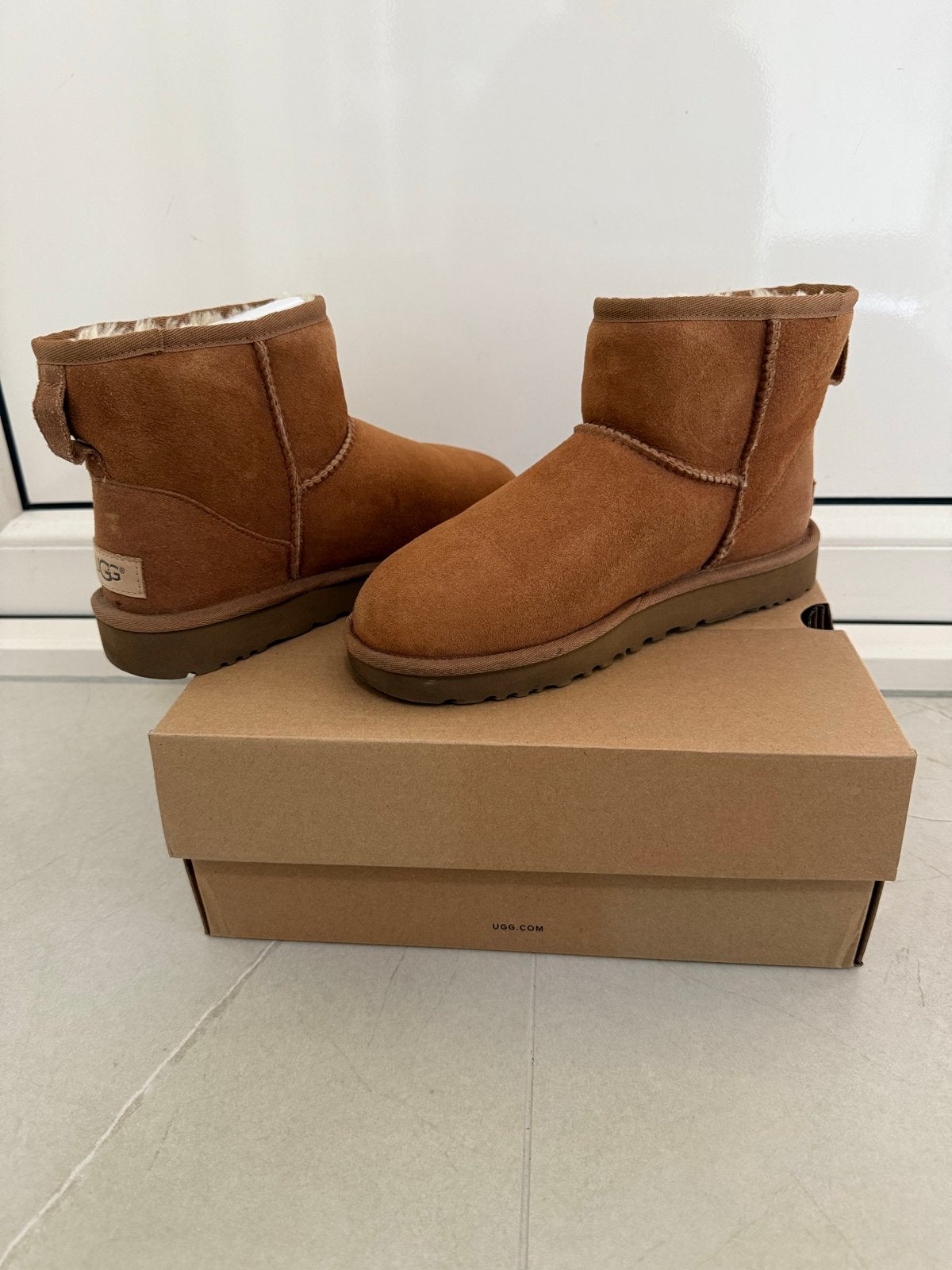 Bruine UGGs Classic Mini Laarzen Maat 37, Ophalen of Verzenden, Zo goed als nieuw, Bruin, Lage of Enkellaarzen