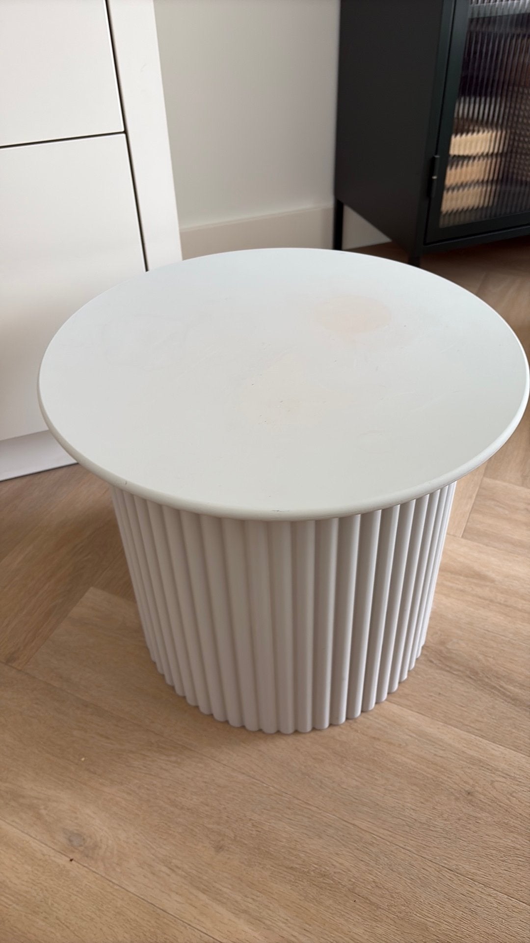 Mdf bijzettafel met ribbel poot, 45 tot 60 cm, Minder dan 55 cm, Rond, Ophalen of Verzenden