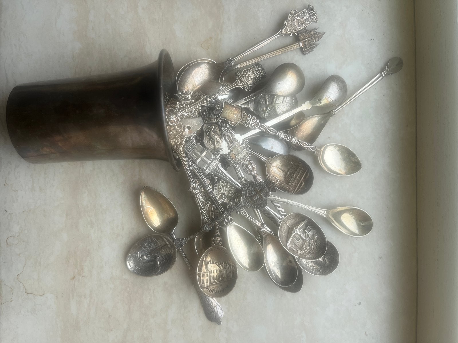 Familie collectie 25 antieke zilveren theelepels in beker, Ophalen