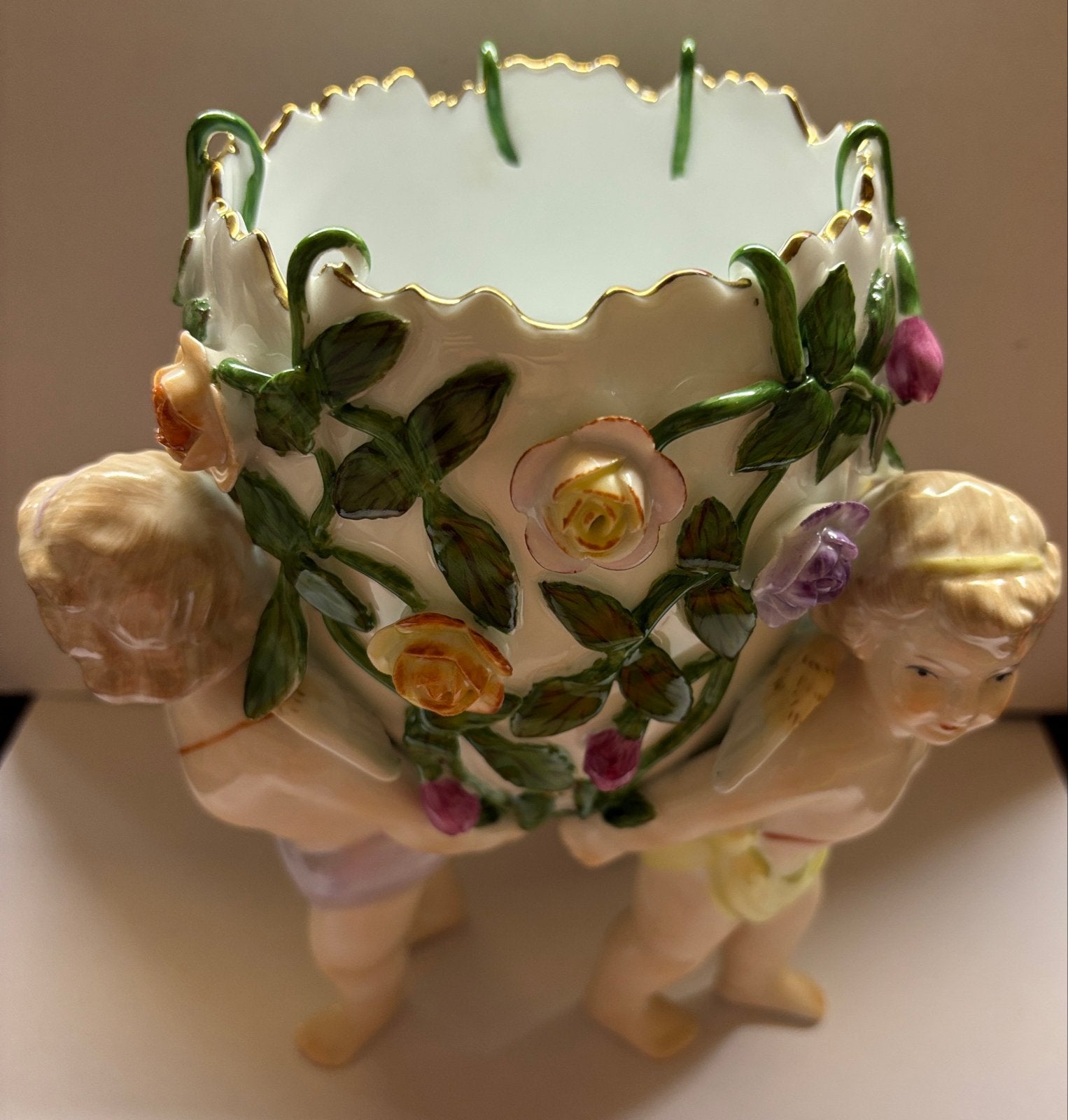 Prachtige porseleinen pot met cherubijnen en bloemen, Antiek en Kunst, Verzenden