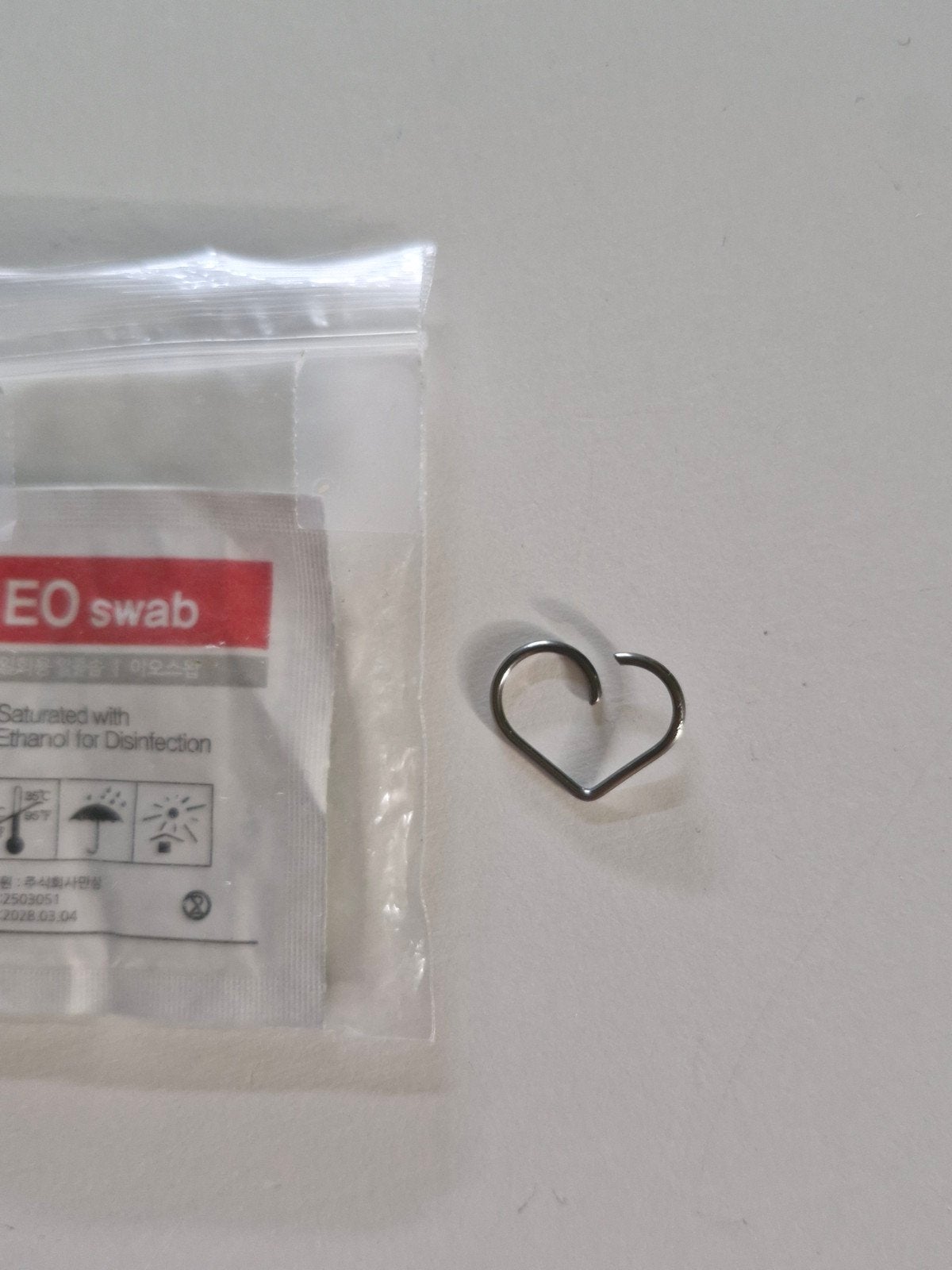 Hartvormige daith piercing zilverkleurig, Sieraden, Tassen en Uiterlijk, Piercings, Ophalen of Verzenden, Nieuw, Staal, Oor- of Traguspiercing
