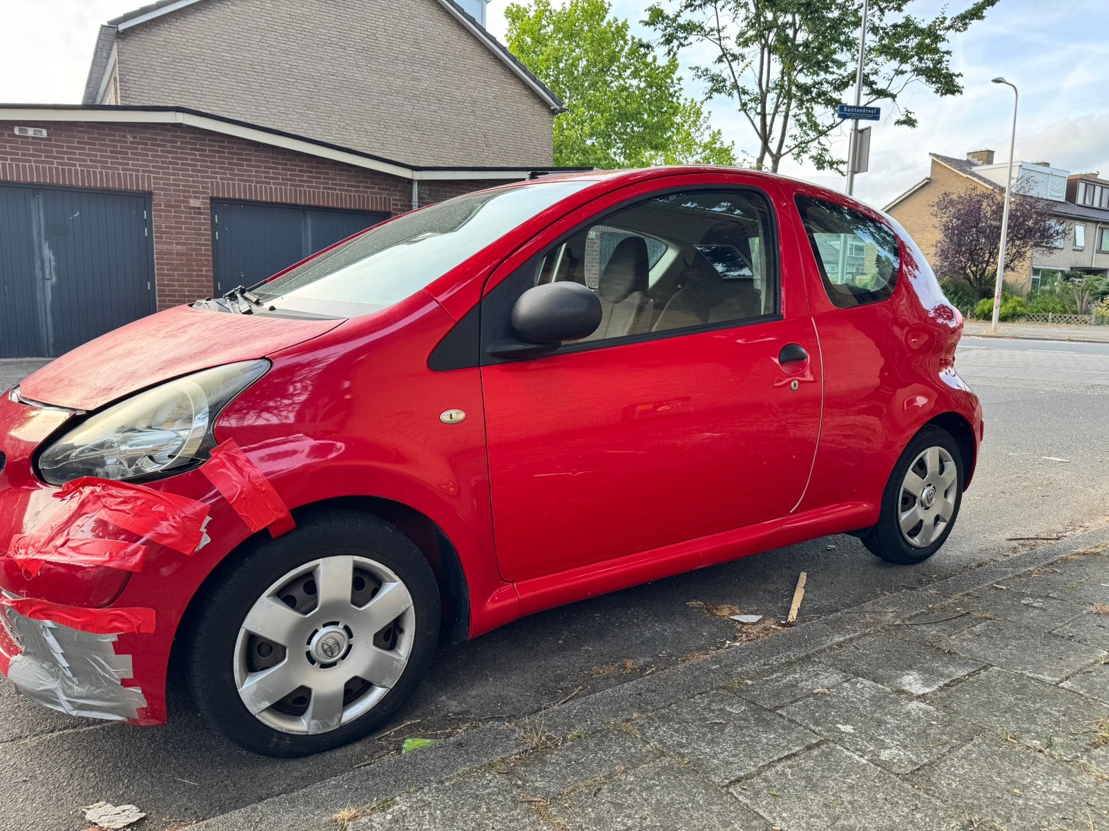 Toyota Aygo, MOET SNEL WEG! 1.0 12V Vvt-i 3DRS MMT 2007 Rood, Auto's, Voorwielaandrijving, 4 stoelen, 68 pk, Origineel Nederlands