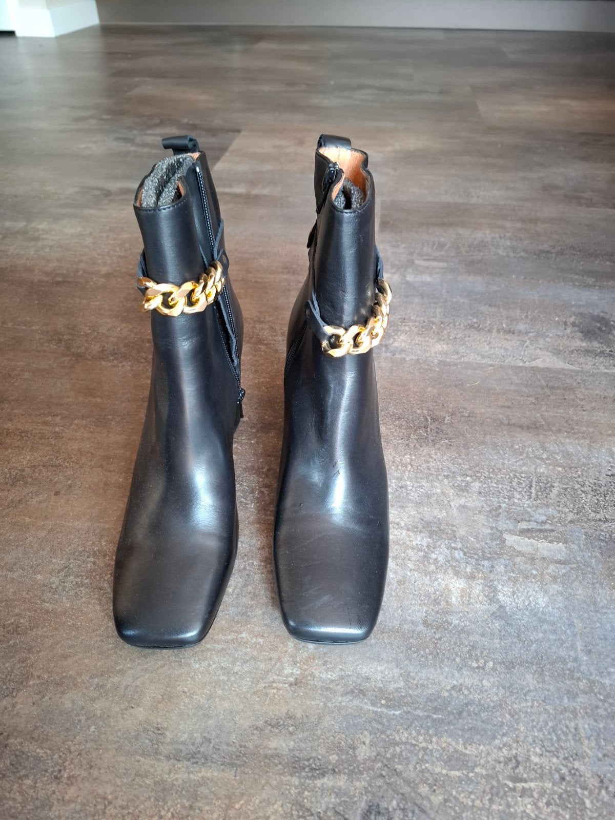 Zwarte enkellaarzen met gouden ketting detail, nieuw, 41, Kleding | Dames, Schoenen, Zwart, Lage of Enkellaarzen, Nieuw, Ophalen of Verzenden