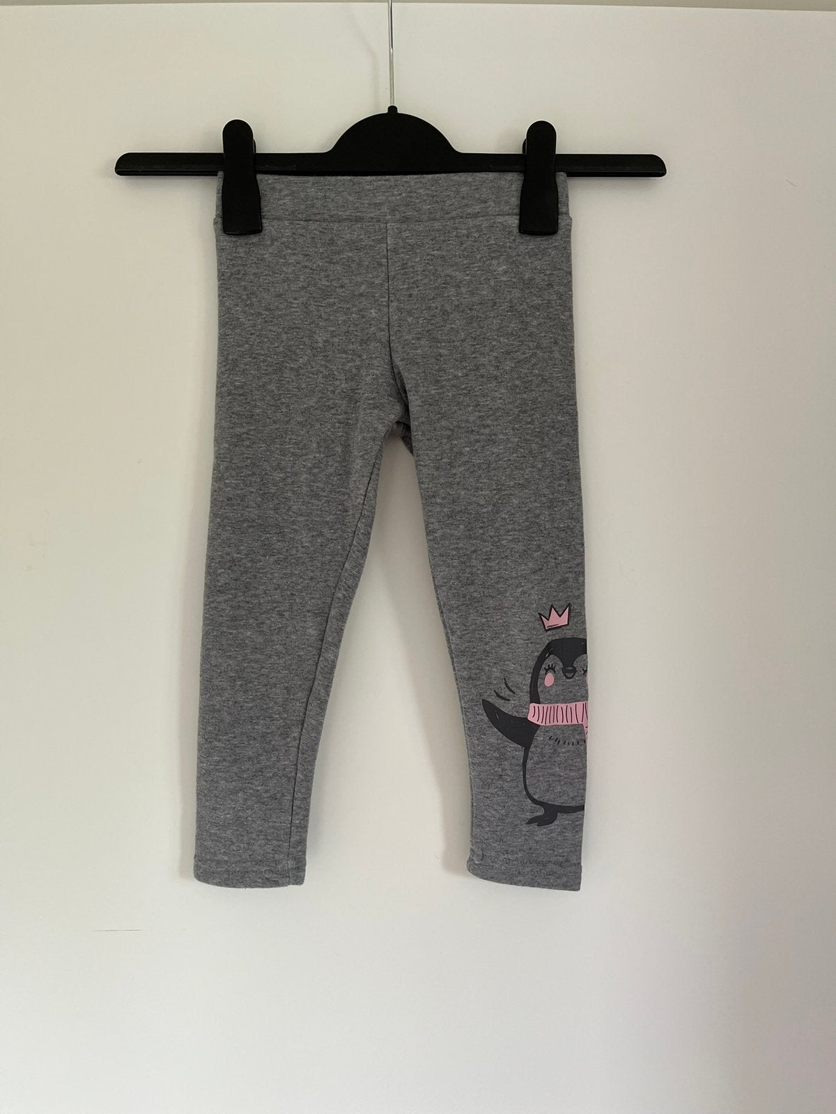 Donkergrijze joggingbroek / legging pinguïn maat 104 Primark, Kinderen en Baby's, Kinderkleding | Maat 104, Ophalen of Verzenden