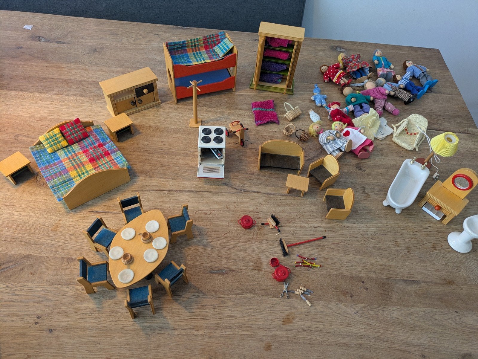 Grote set houten poppenhuismeubels en poppen, Ophalen of Verzenden, Gebruikt, Toebehoren