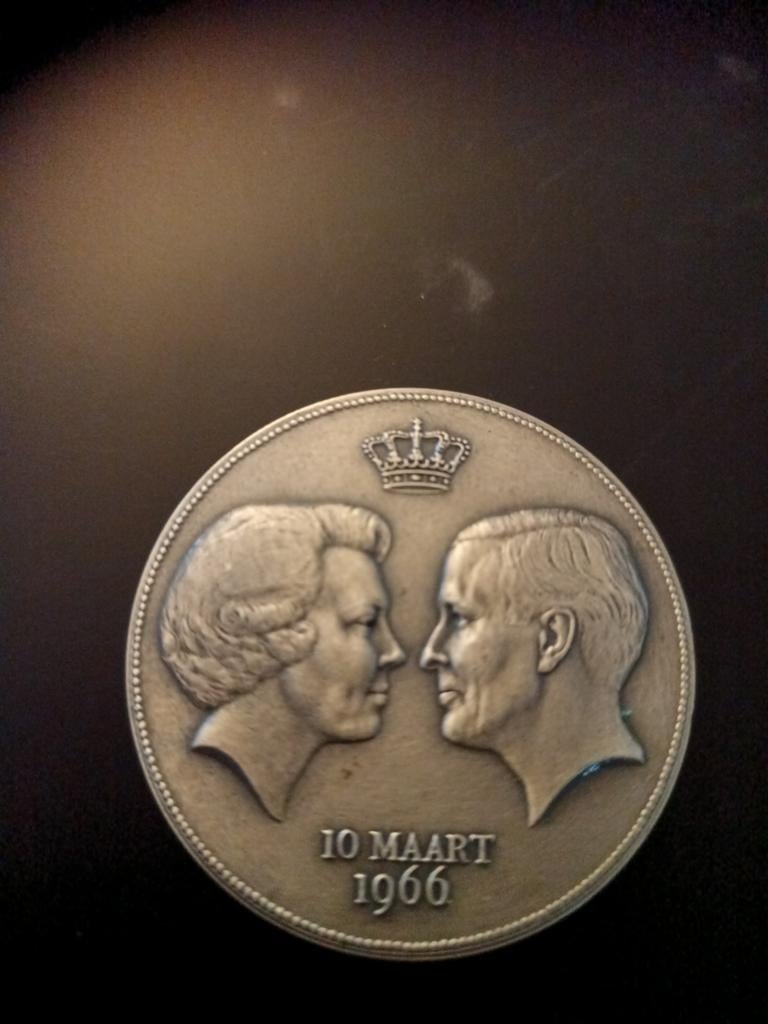 Huwelijksmedaille Beatrix en Claus 1966, Postzegels en Munten, Penningen en Medailles, Ophalen of Verzenden, Zilver, Nederland