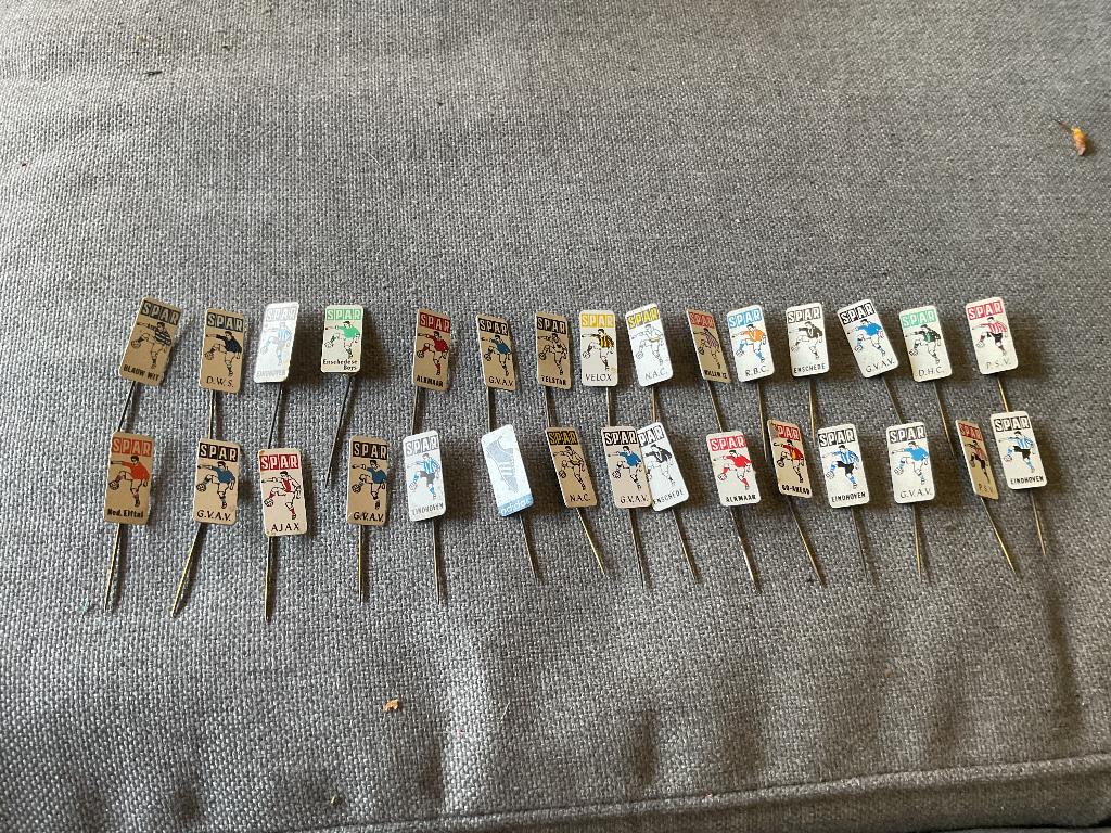Voetbal speldjes 30 stuks, Verzamelen, Ophalen of Verzenden, Zo goed als nieuw, Sport, Speldje of Pin
