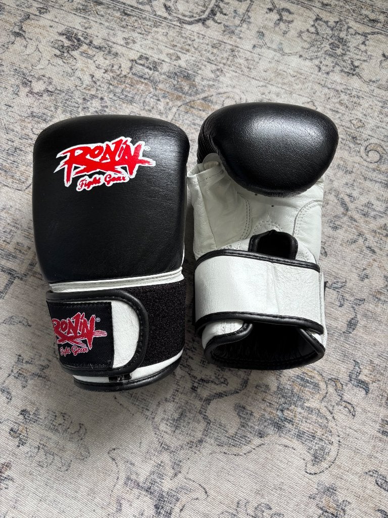 Ronin bokshandschoenen en beenbeschermers, Sport en Fitness, Boksen, Verzenden, Gebruikt, Bokshandschoenen
