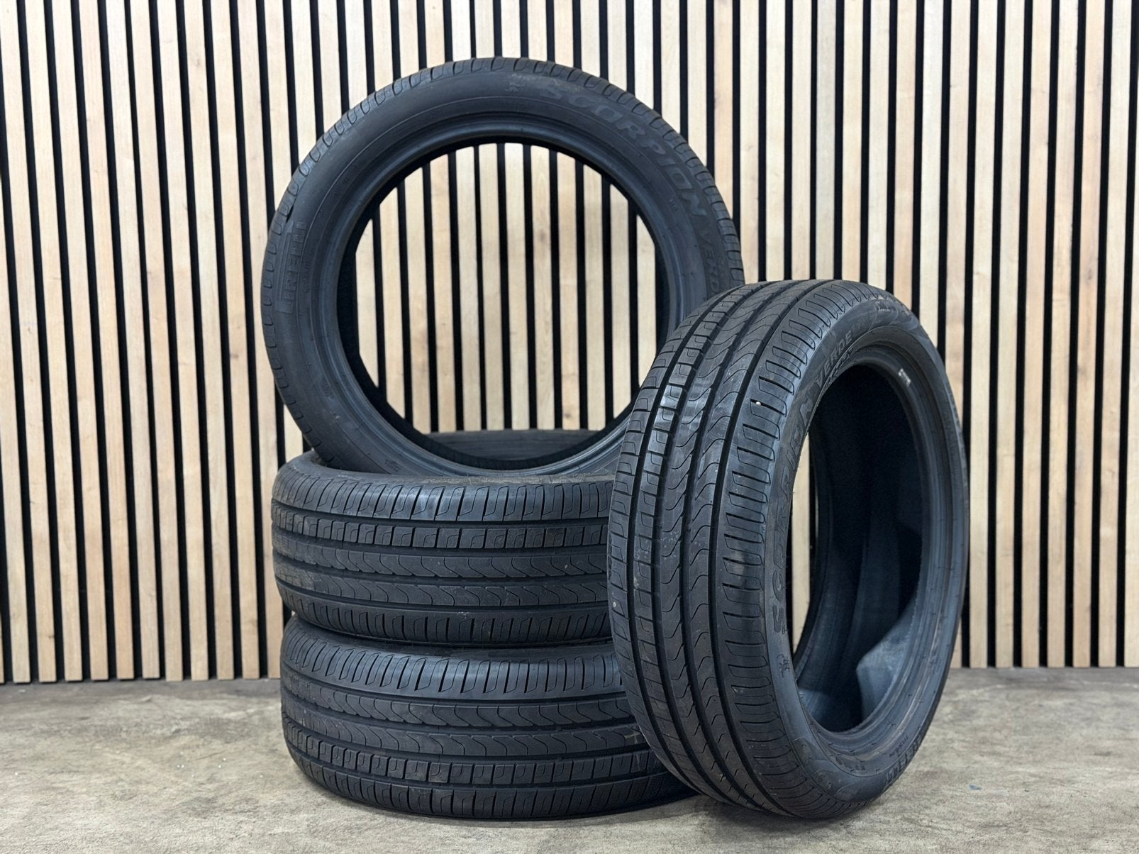 4x 235-50-20 PIRELLI ZOMER DOT26 DEMO (MO) GLB €500 ALL IN!, Ophalen, Nieuw, 235 mm, Band(en)
