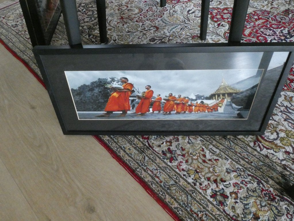 3 Reproducties Thaise monniken zwarte lijst. Per stuk € 10, 60 cm, Ophalen of Verzenden, Zo goed als nieuw, Fotolijst