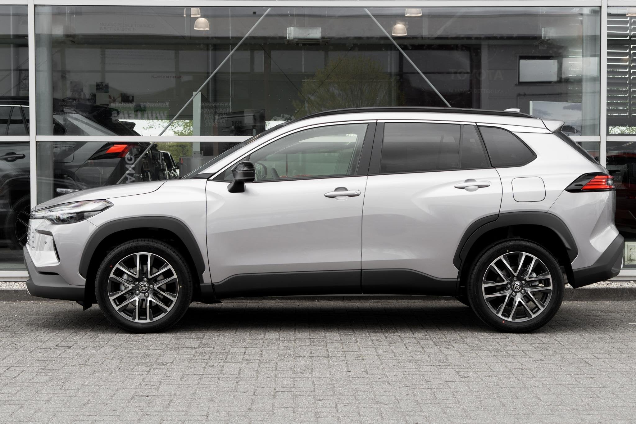 Toyota Corolla Cross Hybrid 180 Dynamic Demo, Stof, Gebruikt, 4 cilinders, 1415 kg