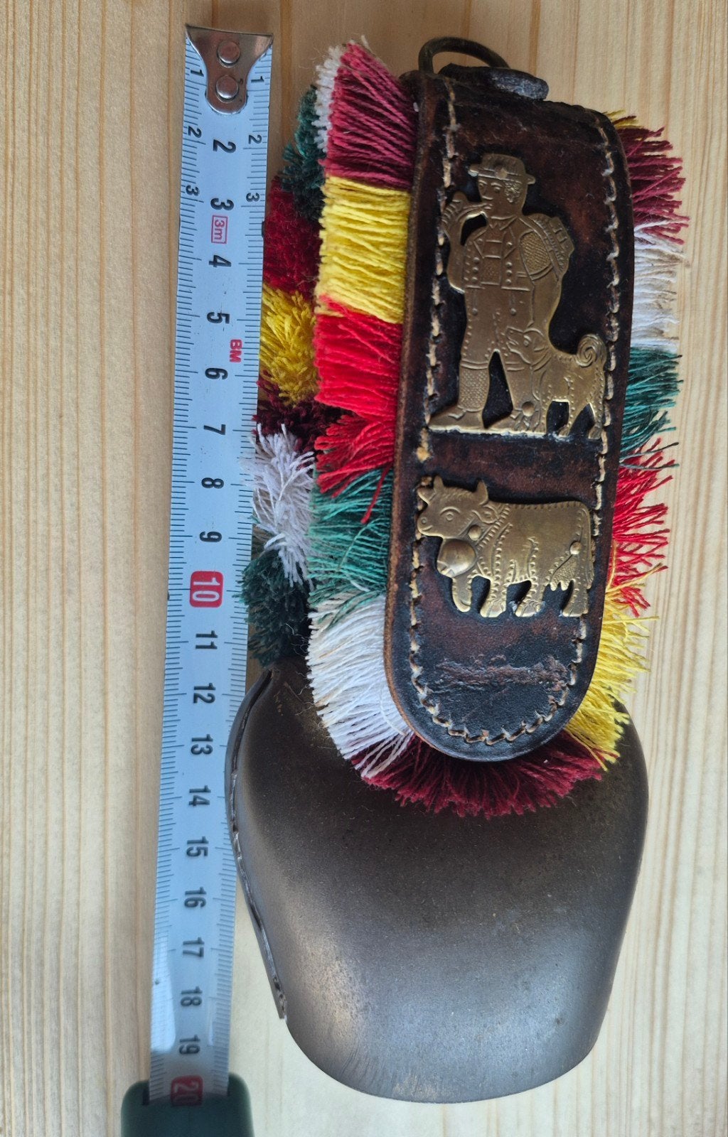 traditionele oude koebel met lederen riem, Ophalen