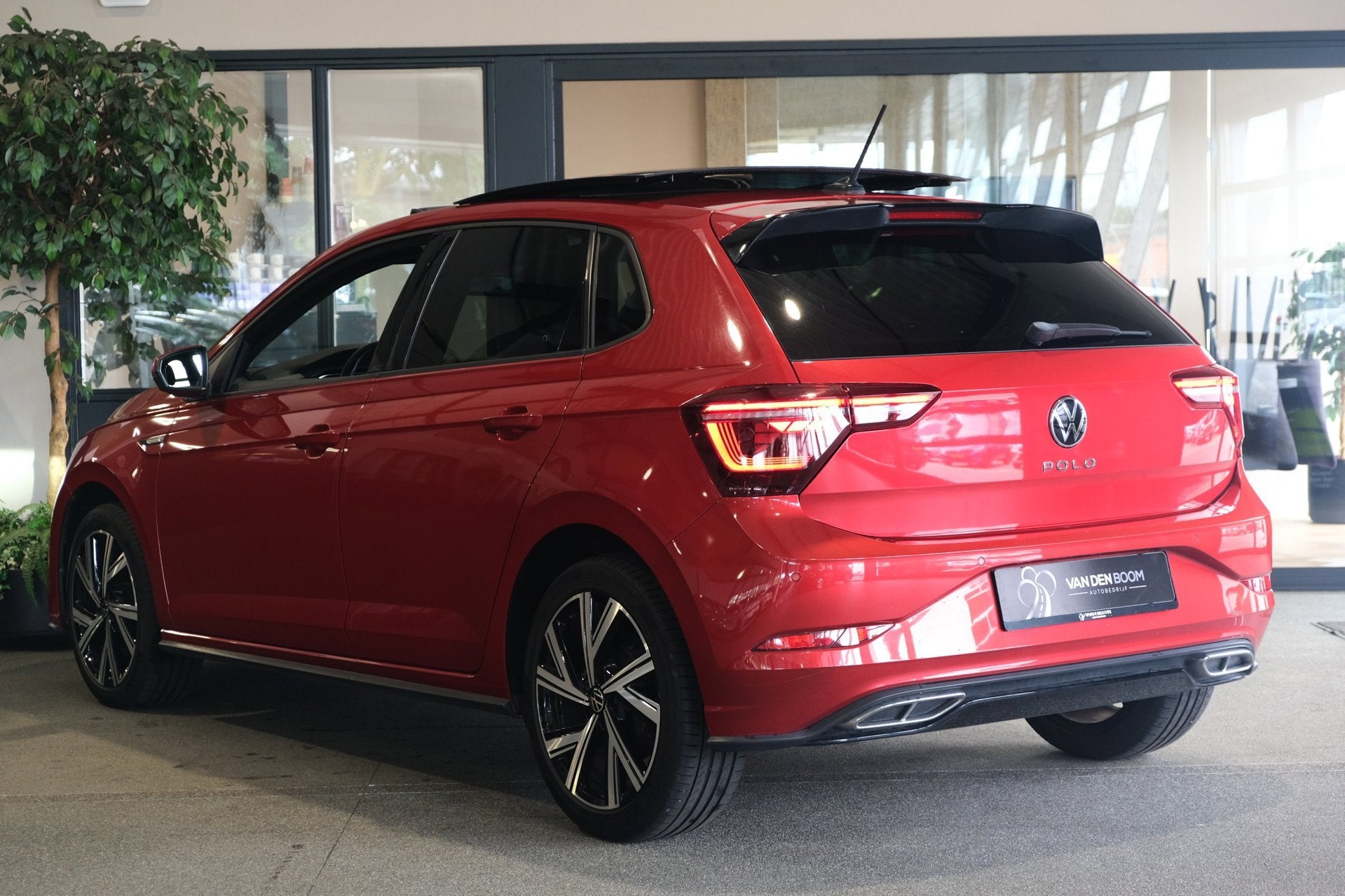 Foto 2 van Volkswagen Polo 1.0 TSI 2x R-Line 95PK DSG Facelift Panorama