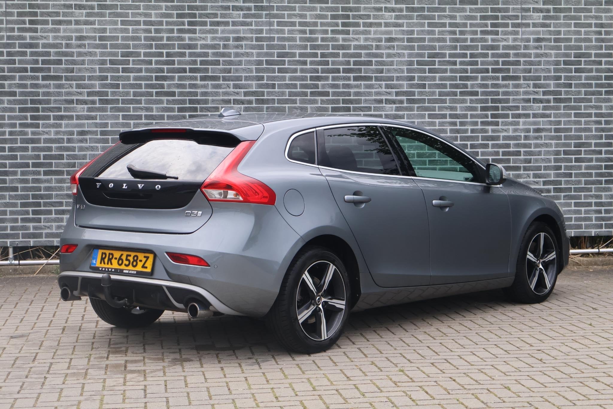 Volvo V40 2.0 D3 Business Sport | R-Design | Trekhaak | Navi, Auto's, Volvo, 12 maanden, Gebruikt, 4 cilinders, 1353 kg