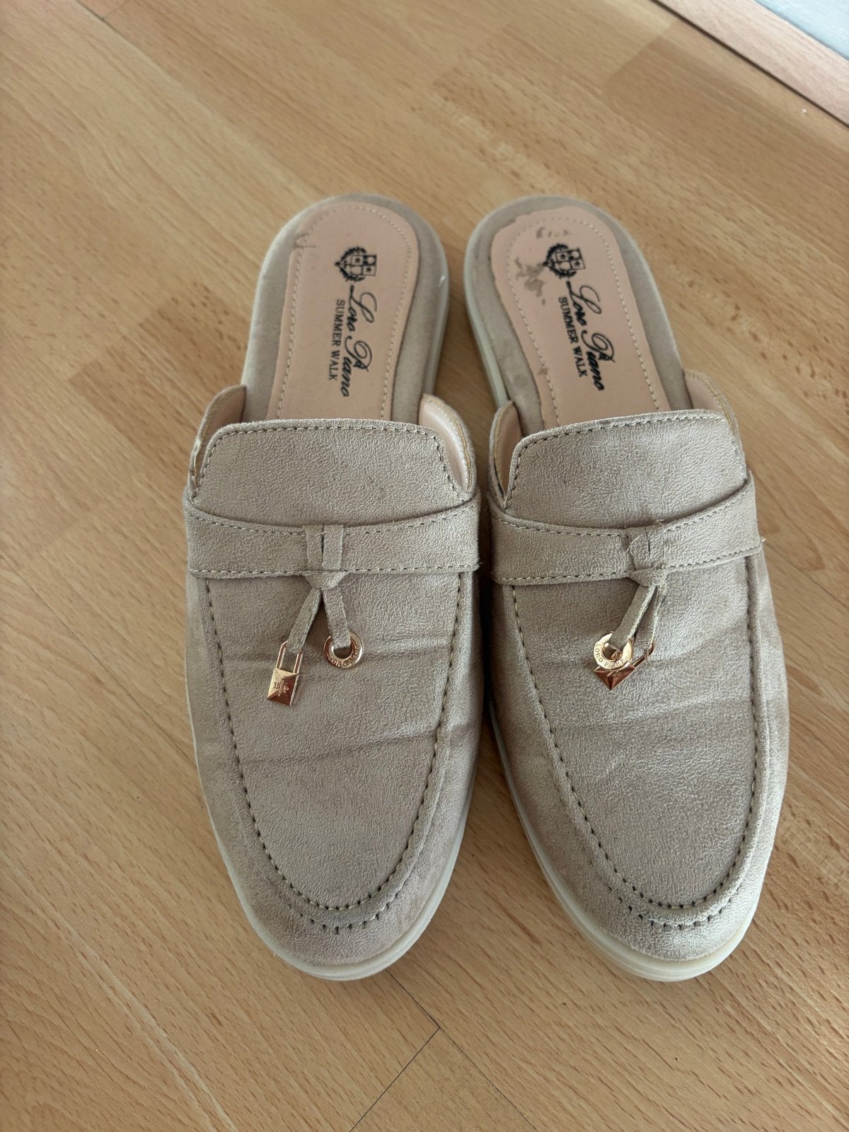 Mooie beige instappers maat 40, Kleding | Dames, Ophalen of Verzenden, Gedragen, Beige, Instappers