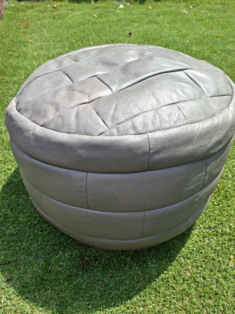 Vintage Poef, oude poef , patchwork grijs, Minder dan 50 cm, Gebruikt, Rond, Ophalen of Verzenden