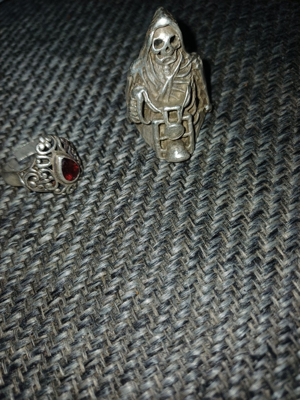 Zilverkleurige ringen: Doodshoofd en rode steen, Gebruikt, Ophalen of Verzenden, 17 tot 18, Dame of Heer