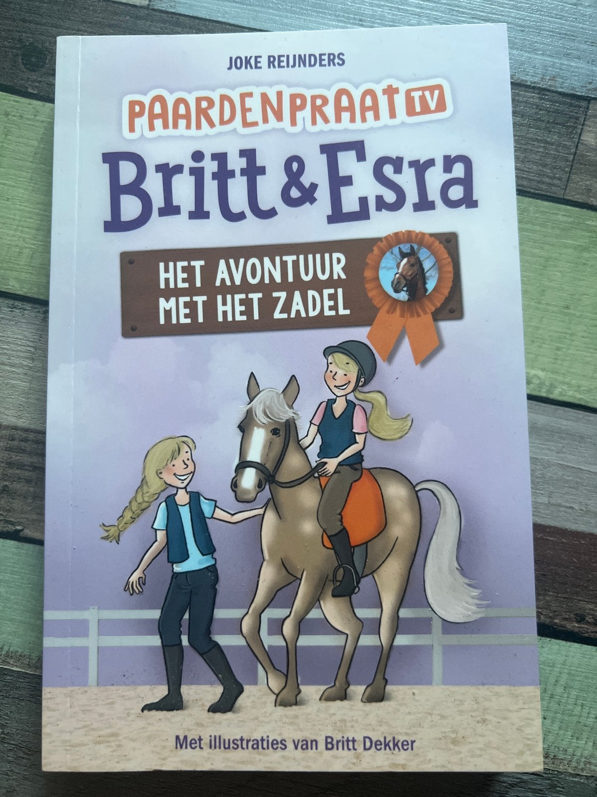 Britt & Esra: Het avontuur met het zadel - Paardenpraat TV, Boeken, Ophalen of Verzenden, Zo goed als nieuw, Fictie