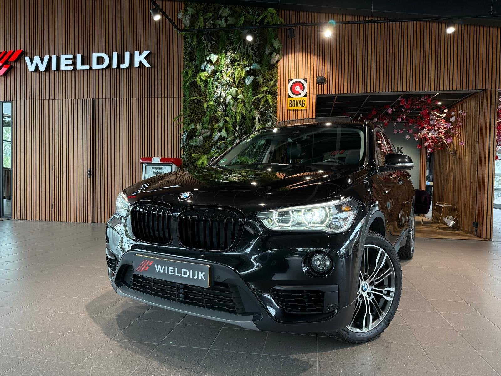 BMW X1 sDrive18i High Executive Head up Pano schuif, Auto's, Gebruikt, Zwart, 3 cilinders, 1405 kg