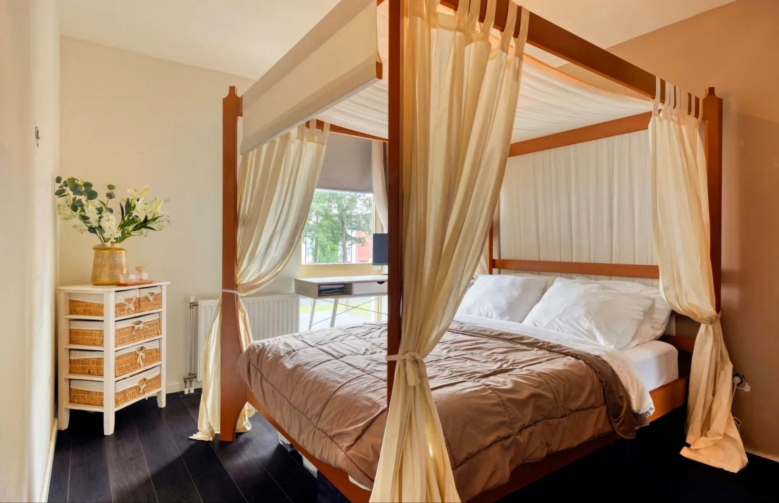 Hemelbed met gordijnen en lattenbodem met kledingkast, Huis en Inrichting, Bruin, Tweepersoons, Zo goed als nieuw, 200 cm