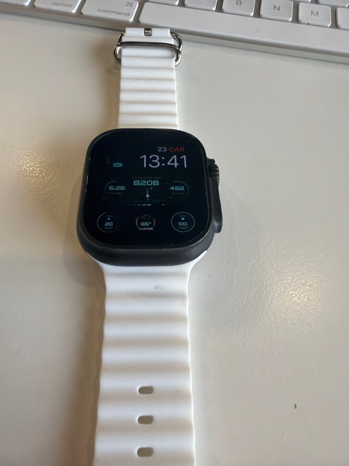 Apple Watch Ultra 2 met wit bandje