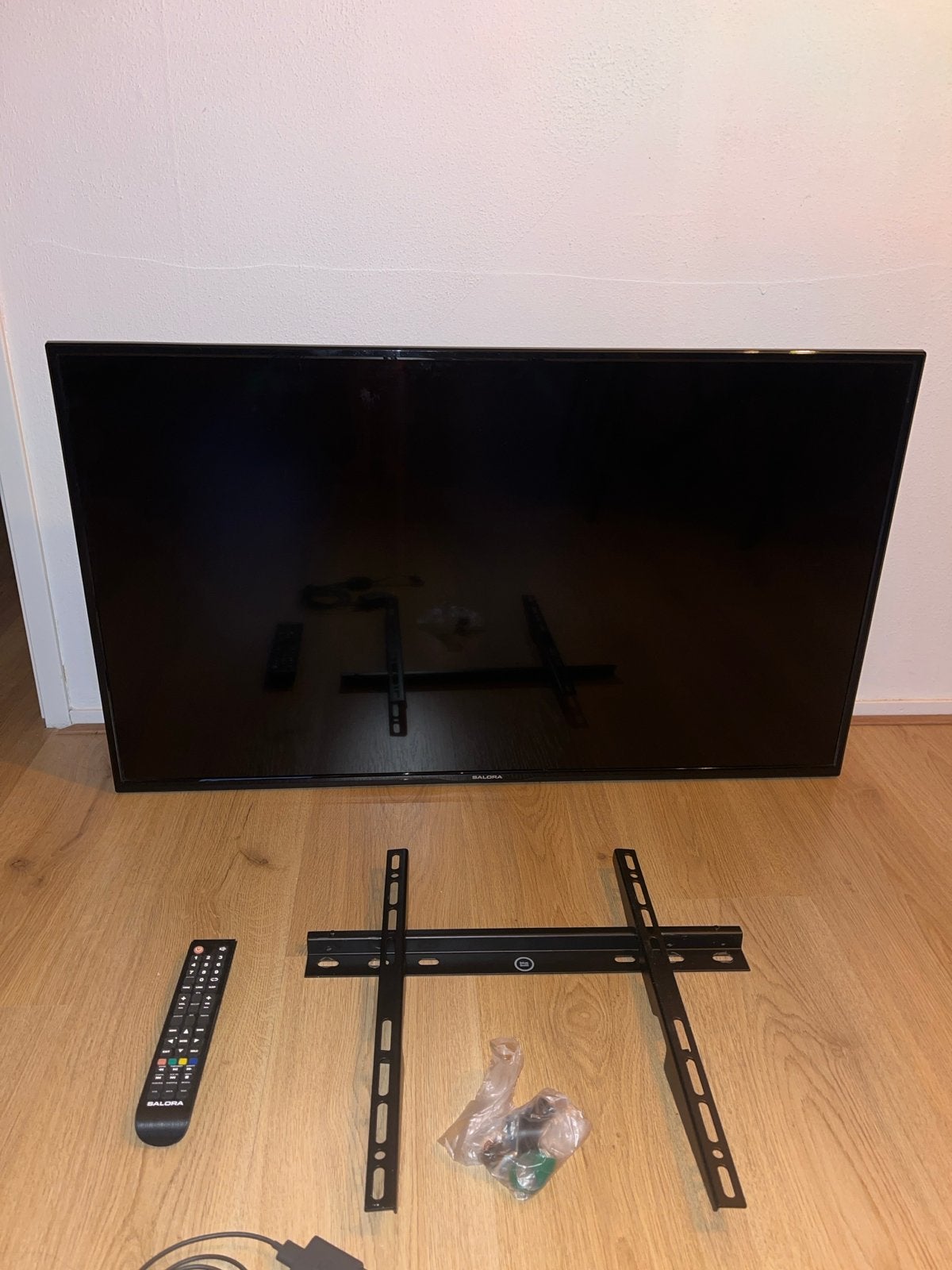 Salora 43 inch UHD TV met Chromecast en muurbeugel, LED, 50 Hz, Zo goed als nieuw, 100 cm of meer