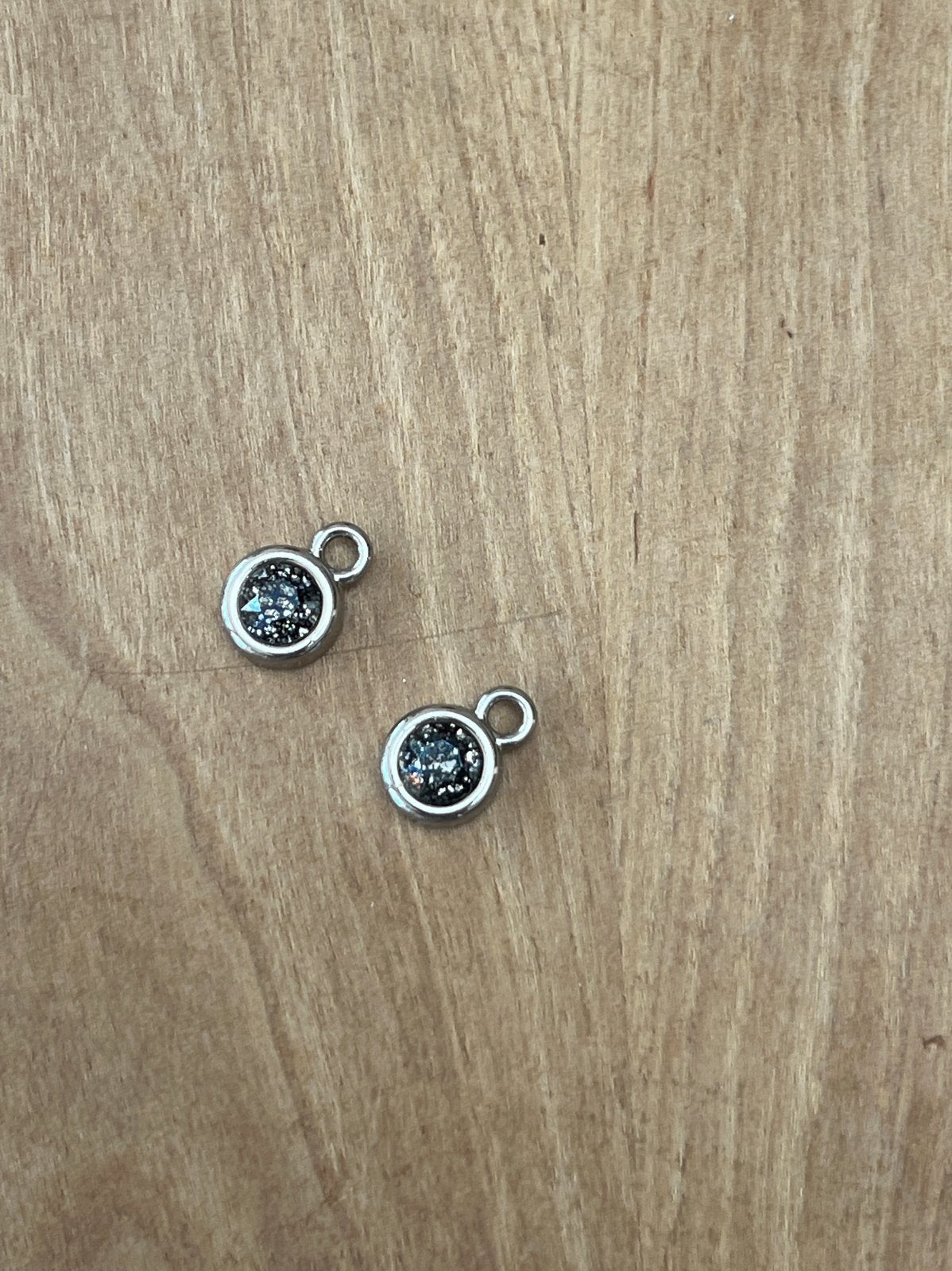 Grijze oorbedels met glinstering, Sieraden, Tassen en Uiterlijk, Oorbellen, Overige materialen, Hangers, Nieuw, Ophalen of Verzenden