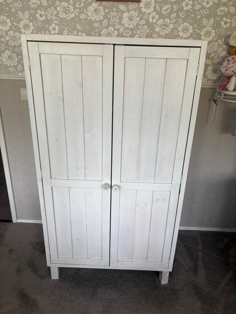 Witte houten kast met deuren en planken, Ophalen, Gebruikt, 100 tot 150 cm, 50 tot 100 cm