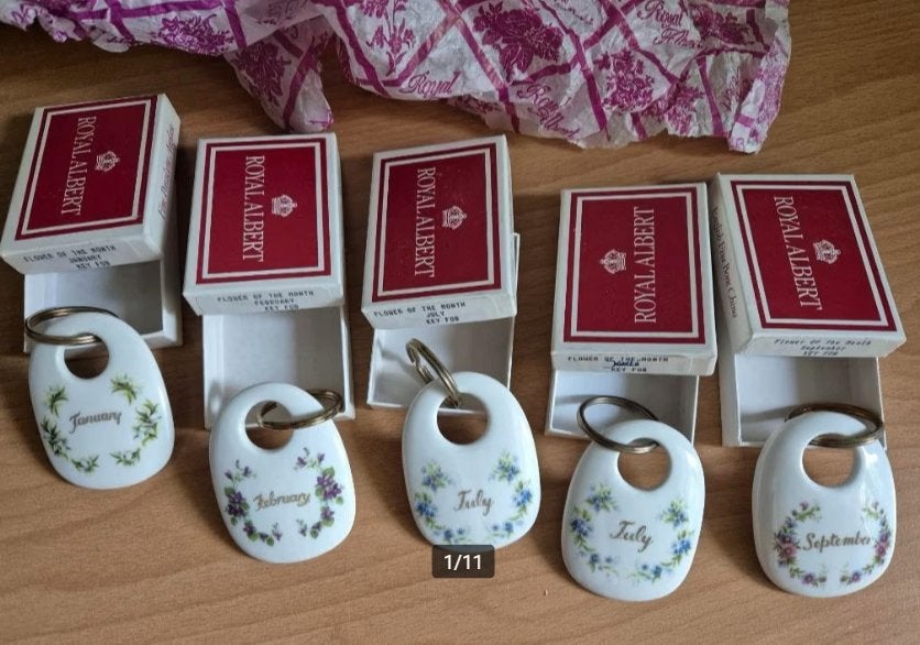 5x porseleinen sleutelhanger Royal Albert - diverse maanden, Verzenden, Nieuw, Porselein, Kop en/of schotel