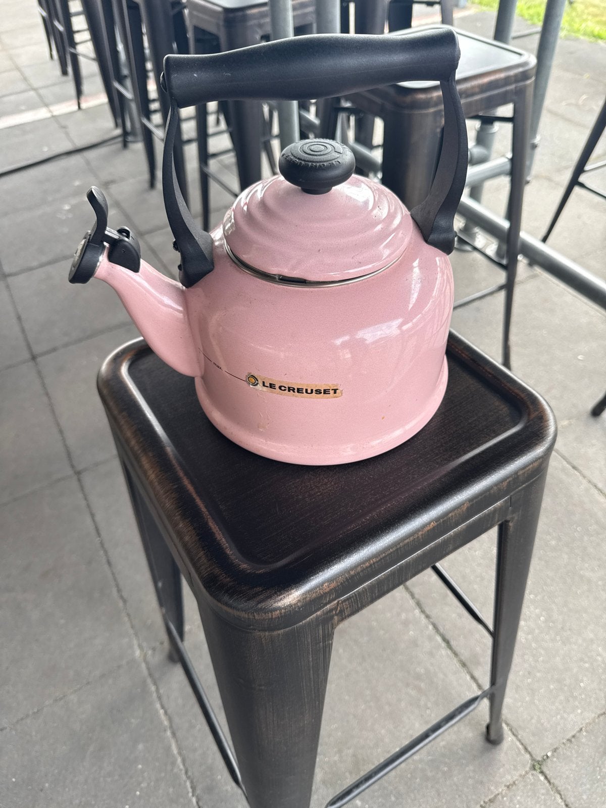 Le Creuset fluitketel roze 2.1L, 2 liter of meer, Ophalen, Gebruikt