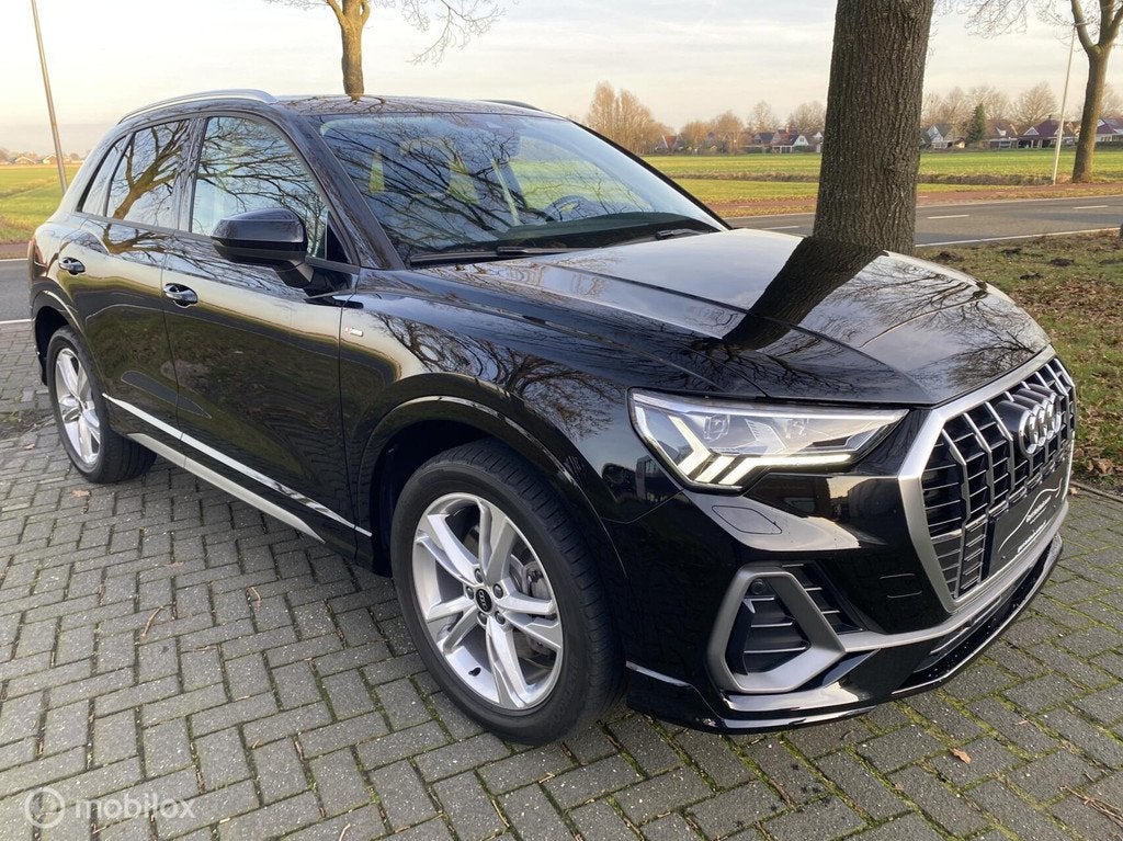 Audi Q3 45 TFSI e S Line I 19 Inch I Camera I Sonos I, Auto's, Audi, Stof, Gebruikt, Zwart, 150 pk