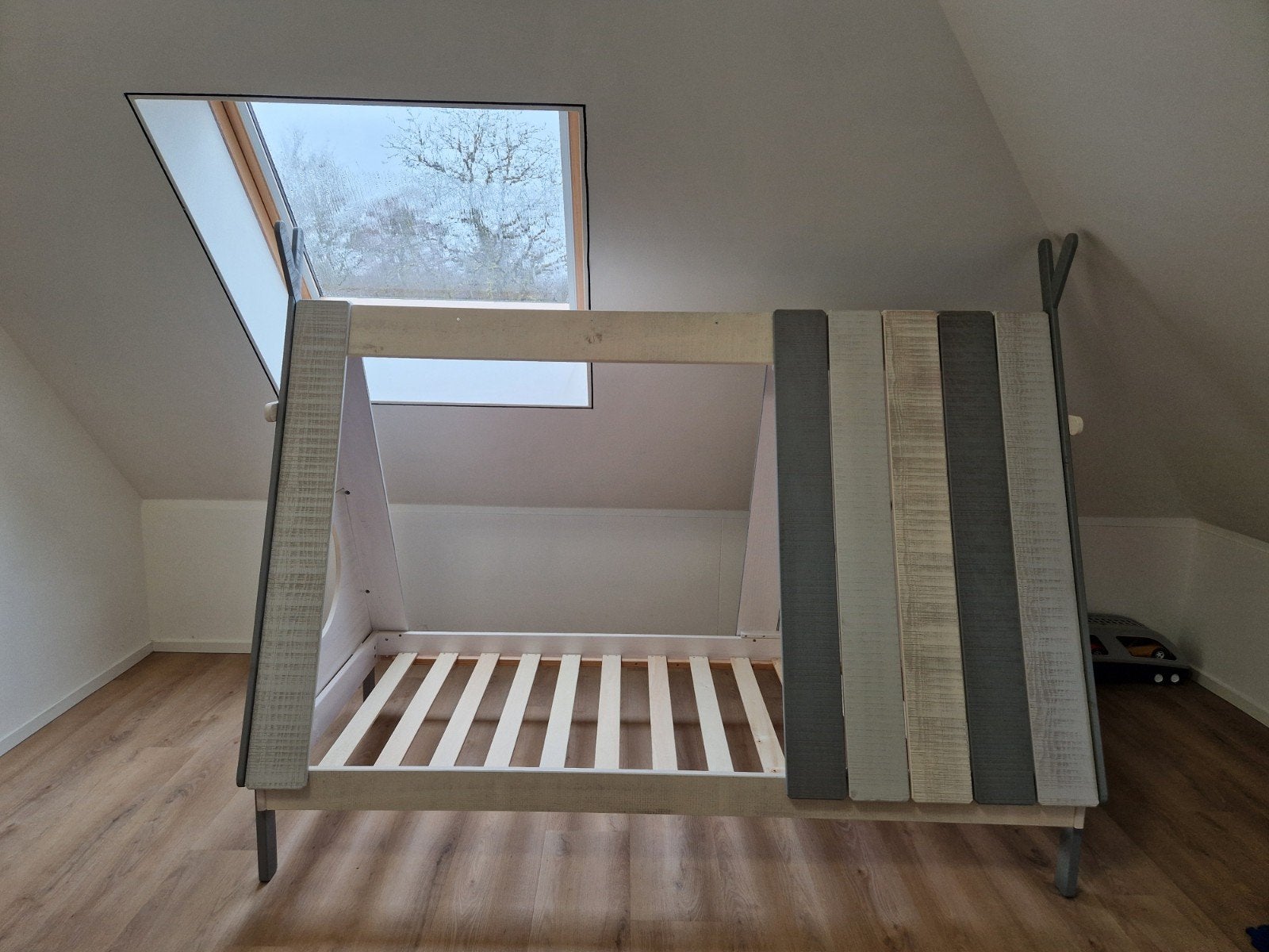 Tipi bed voor kinderen - Houten kinderbed, Ophalen, Zo goed als nieuw, Lattenbodem