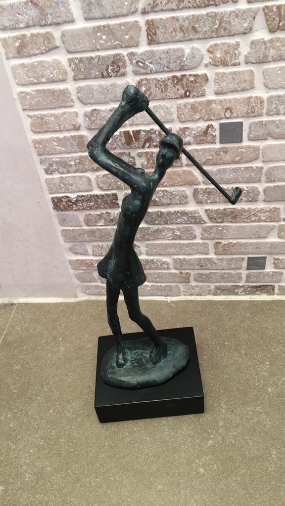 Nieuw bronzen beeld golfspeelster/ golfster op sokkel., Ophalen of Verzenden